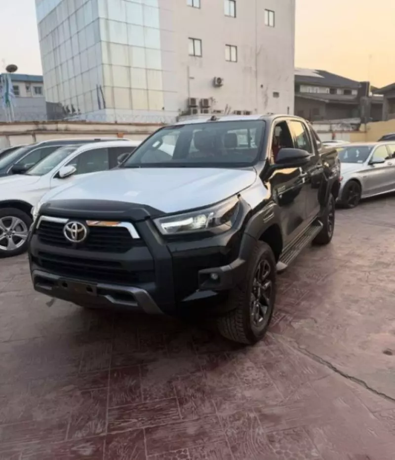 Toyota Hilux   - 2024