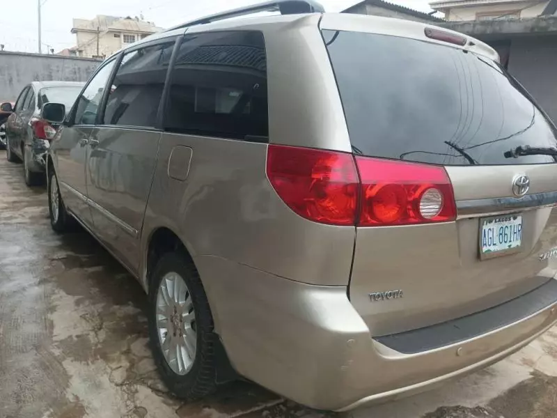 Toyota Sienna   - 2007