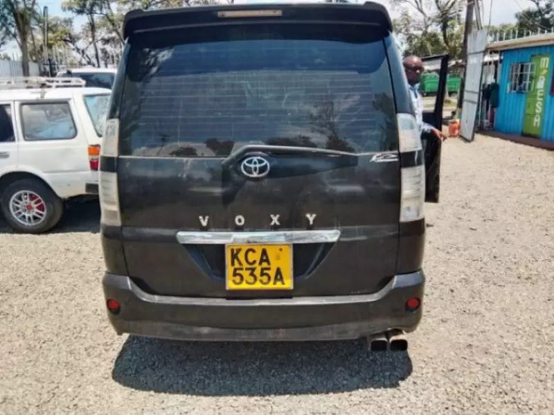 Toyota Voxy    - 2009