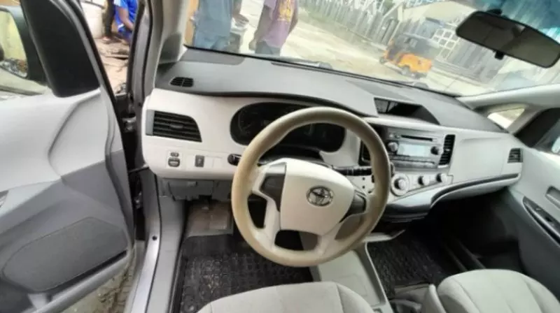 Toyota Sienna   - 2011
