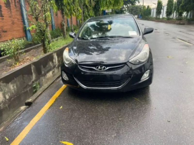 Hyundai Elantra   - 2013