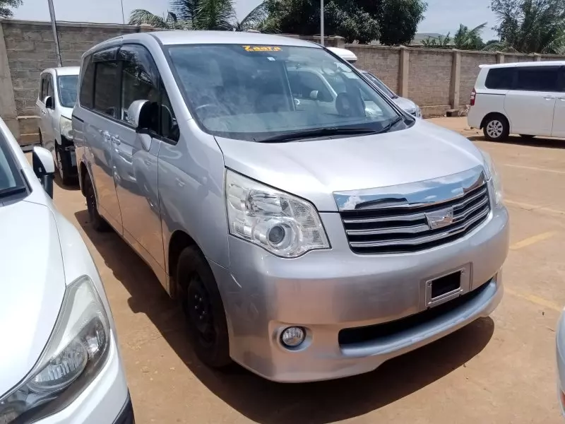 Toyota Noah   - 2011