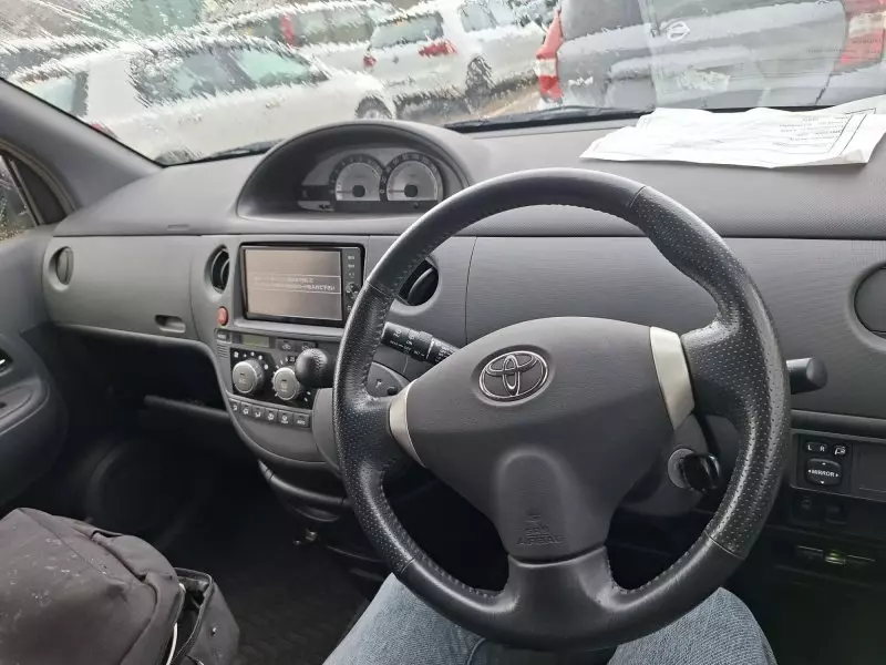 Toyota Sienta   - 2012