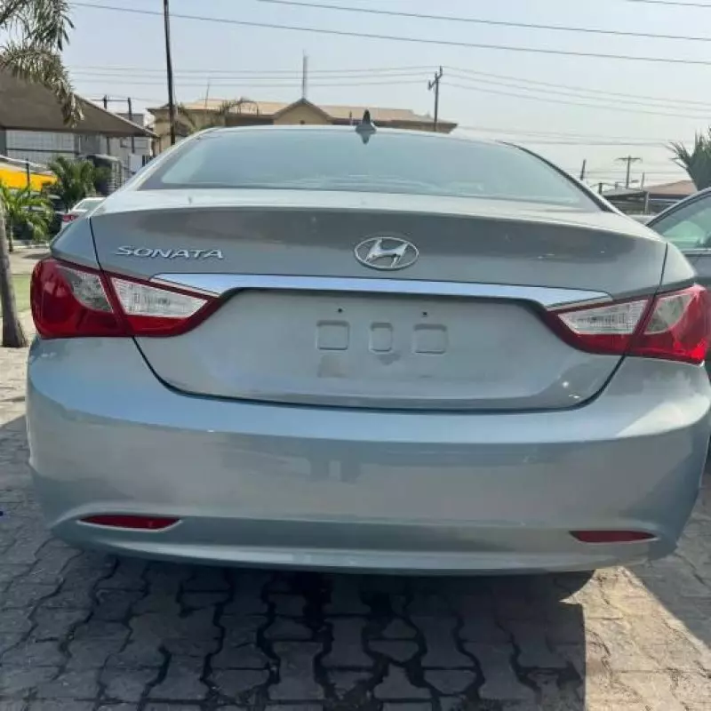 Hyundai Sonata   - 2011