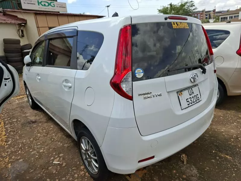 Toyota Passo Sette   - 2010