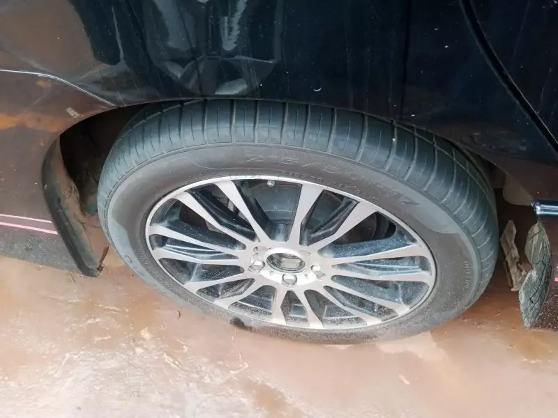 Toyota Noah   - 2012