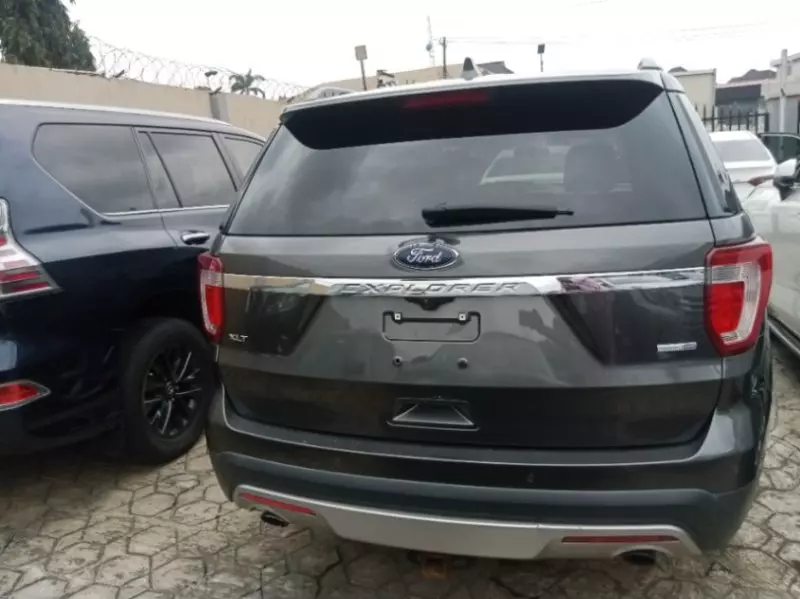 Ford Explorer   - 2017