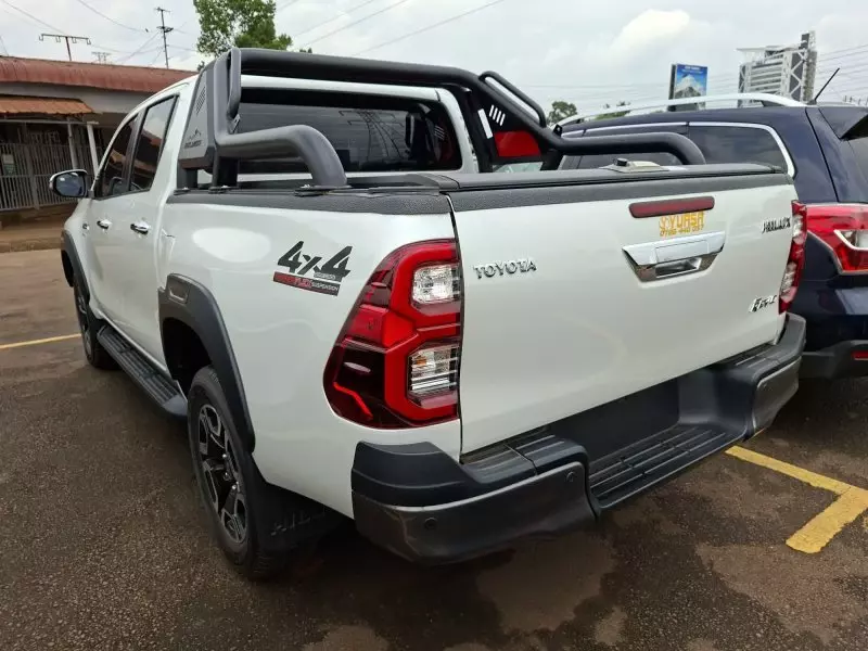 Toyota Hilux Revo    - 2025