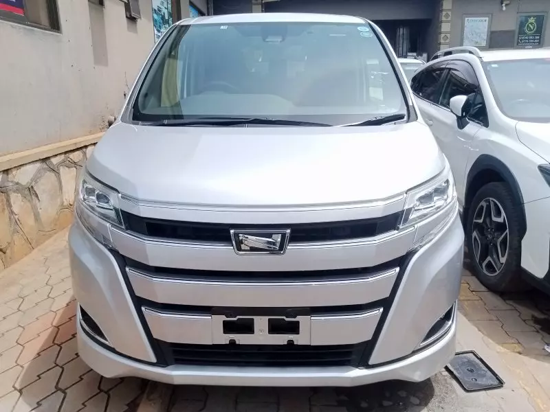 Toyota Noah   - 2015