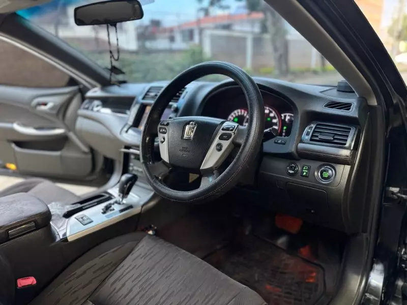 Toyota Crown   - 2012