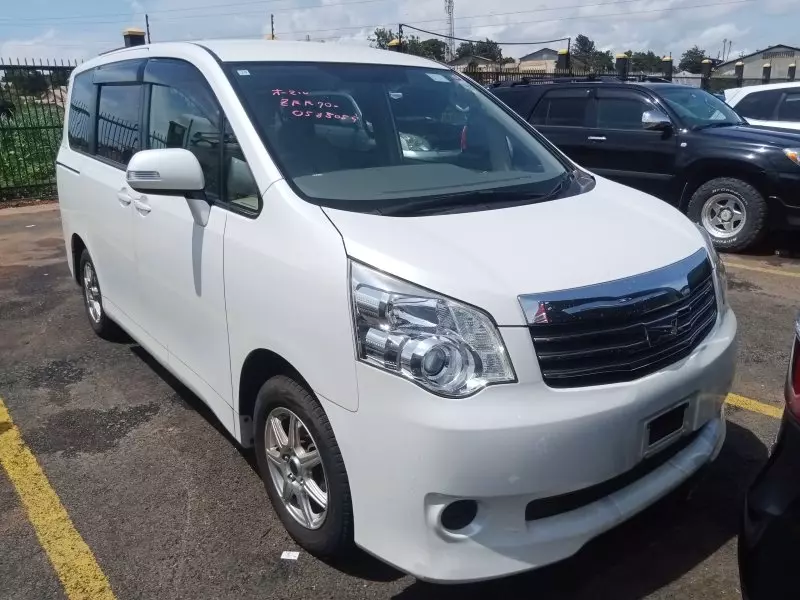 Toyota Noah   - 2012