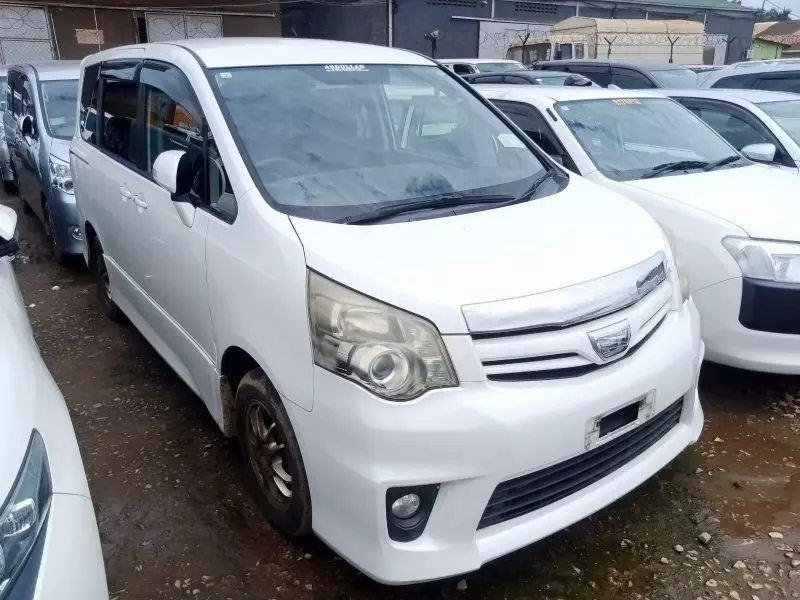 Toyota Noah   - 2012