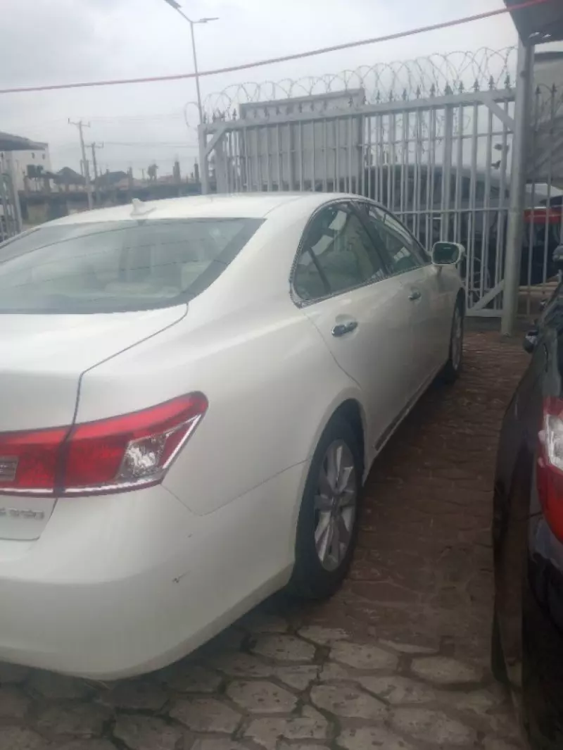 Lexus ES 350   - 2010