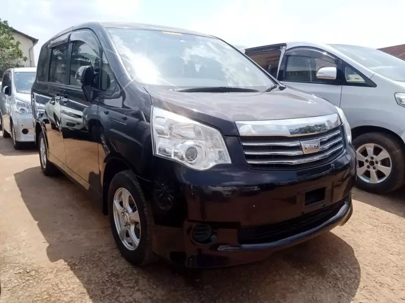 Toyota Noah   - 2012