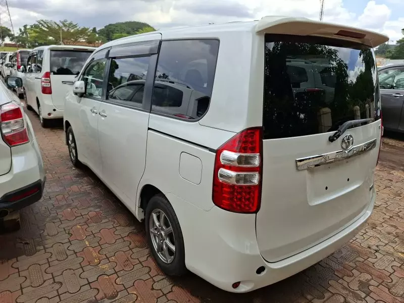 Toyota Noah   - 2012
