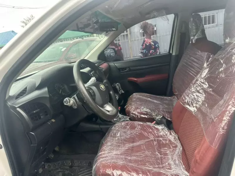 Toyota Hilux   - 2017