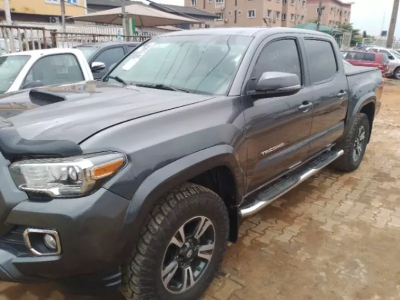 Toyota Tacoma   - 2017