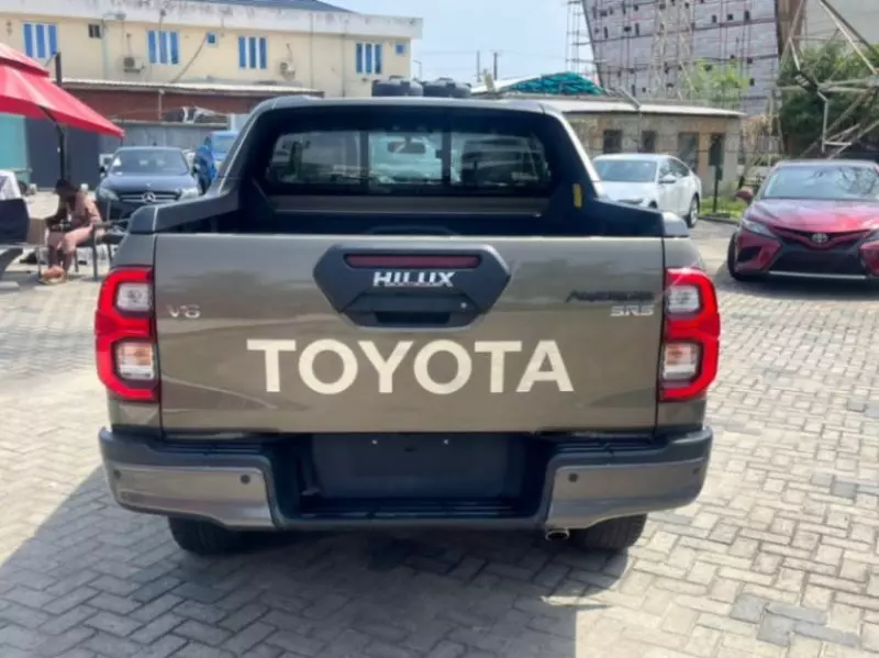 Toyota Hilux   - 2021
