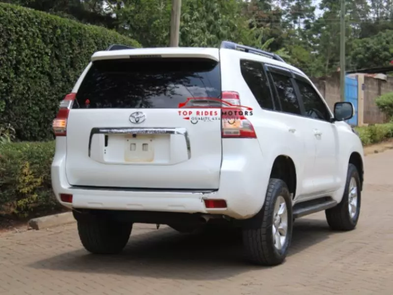 Toyota Land Cruiser   - 2011