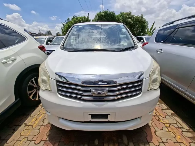 Toyota Noah   - 2012