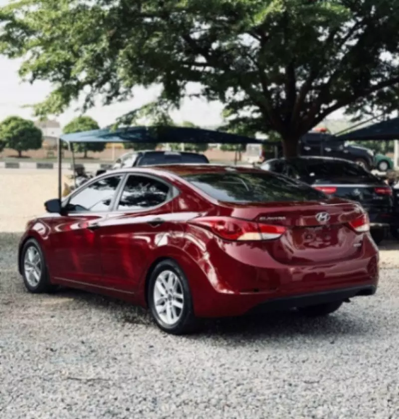 Hyundai Elantra   - 2011
