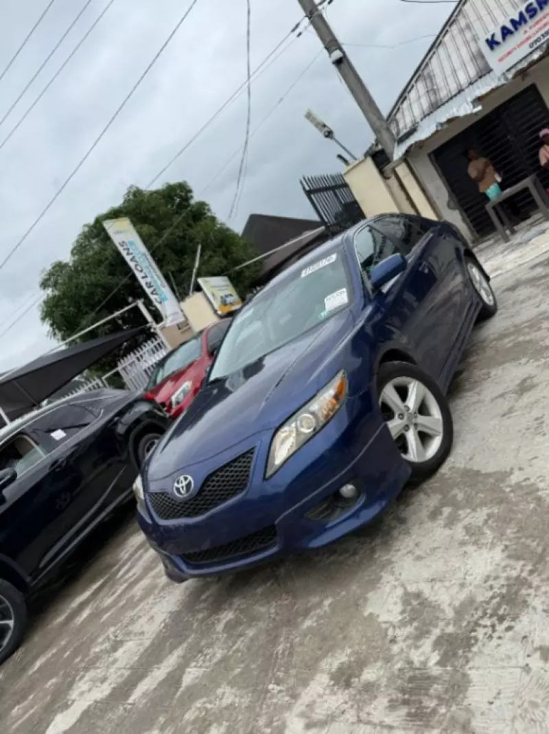 Toyota Camry   - 2010