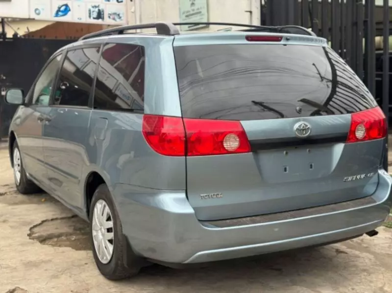 Toyota Sienna   - 2009