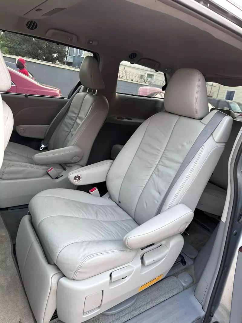 Toyota Sienna   - 2011