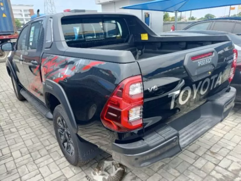 Toyota Hilux   - 2025