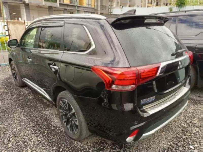 Mitsubishi Outlander hybrid    - 2016