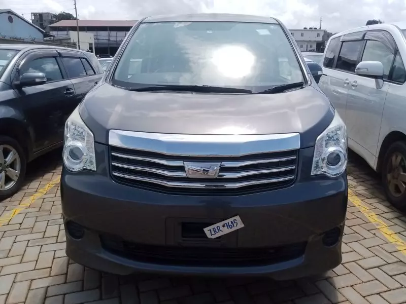 Toyota Noah   - 2012
