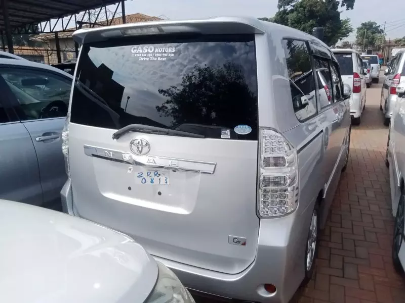Toyota Noah   - 2012
