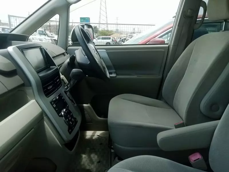 Toyota Noah   - 2012