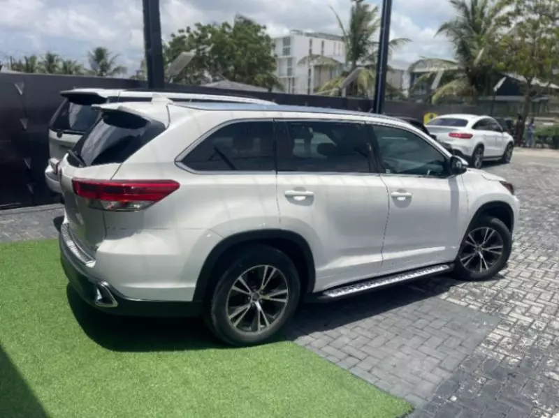 Toyota Highlander   - 2016