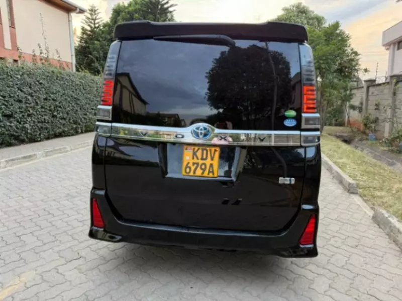 Toyota Voxy    - 2019
