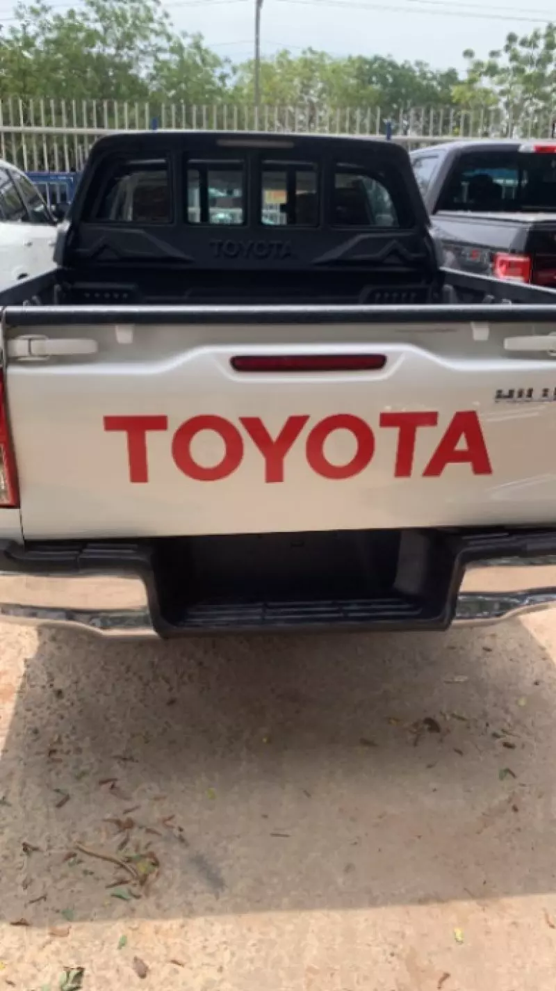 Toyota Hilux   - 2017