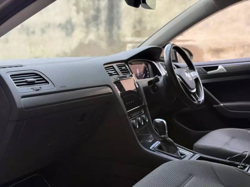Volkswagen Golf   - 2018