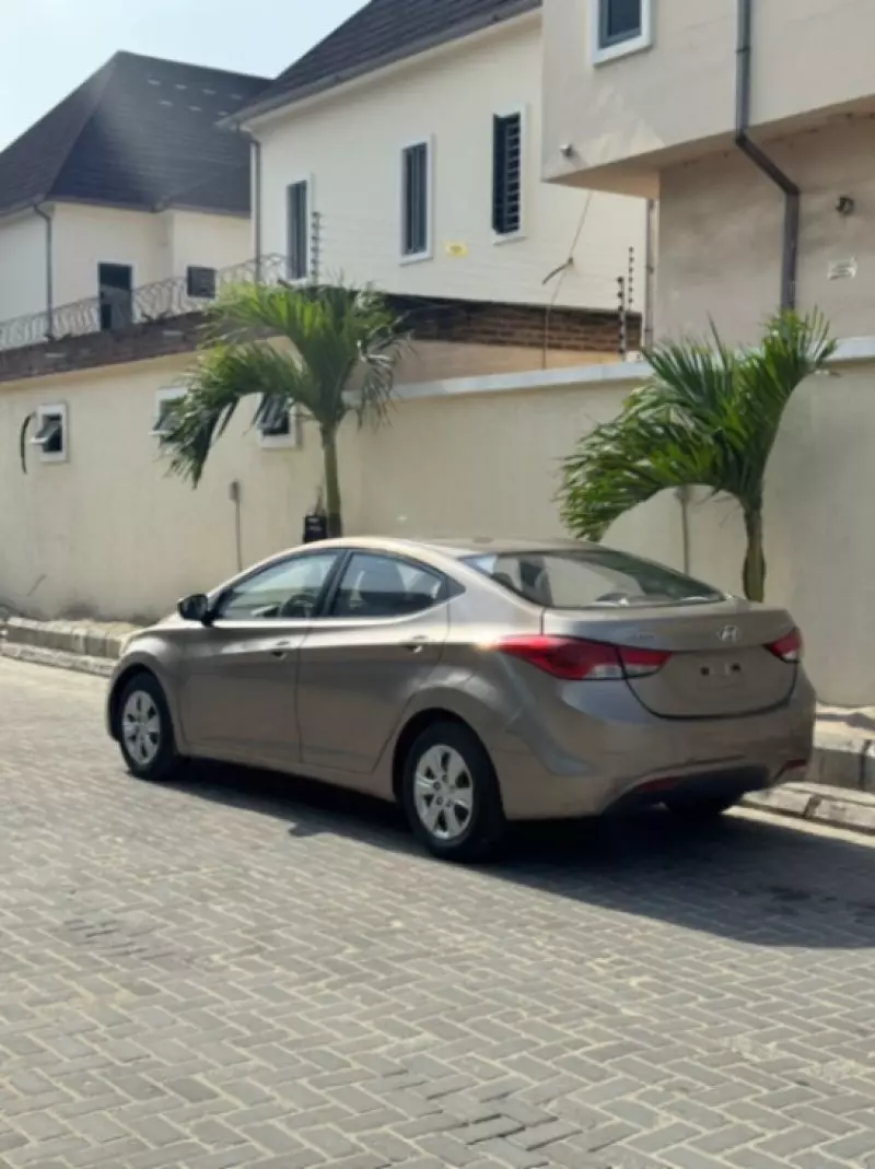 Hyundai Elantra   - 2012