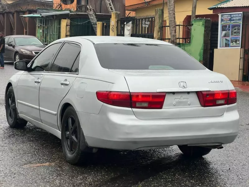 Honda Accord   - 2005