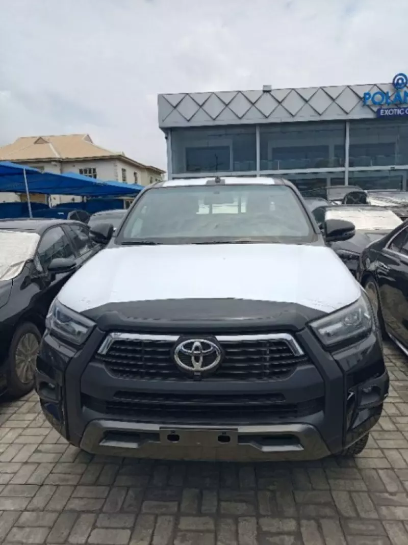 Toyota Hilux   - 2025
