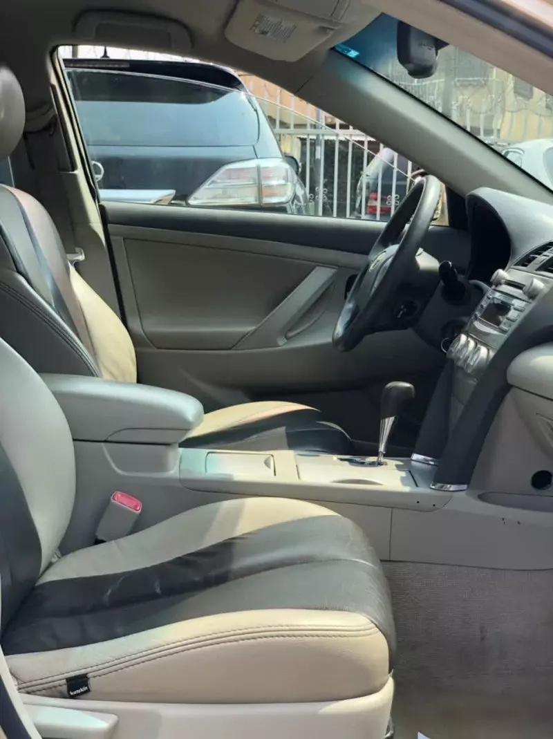 Toyota Camry   - 2010
