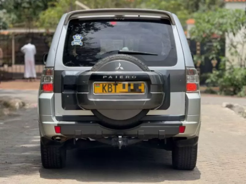 Mitsubishi Pajero   - 2012