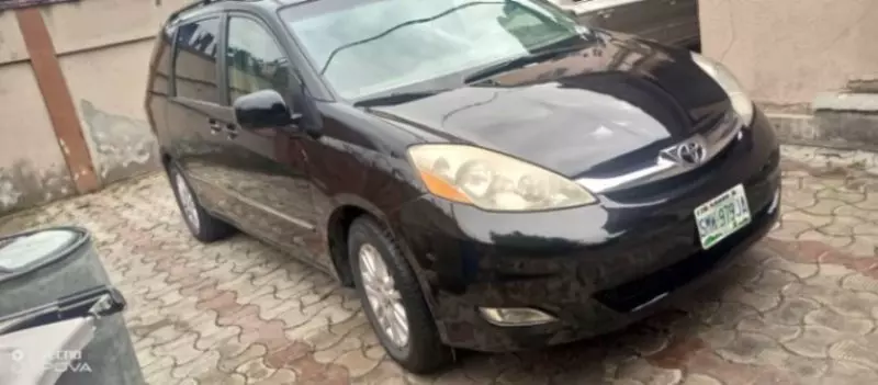 Toyota Sienna   - 2010