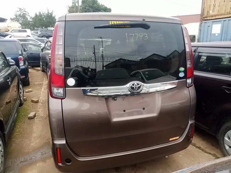 Toyota Noah   - 2015