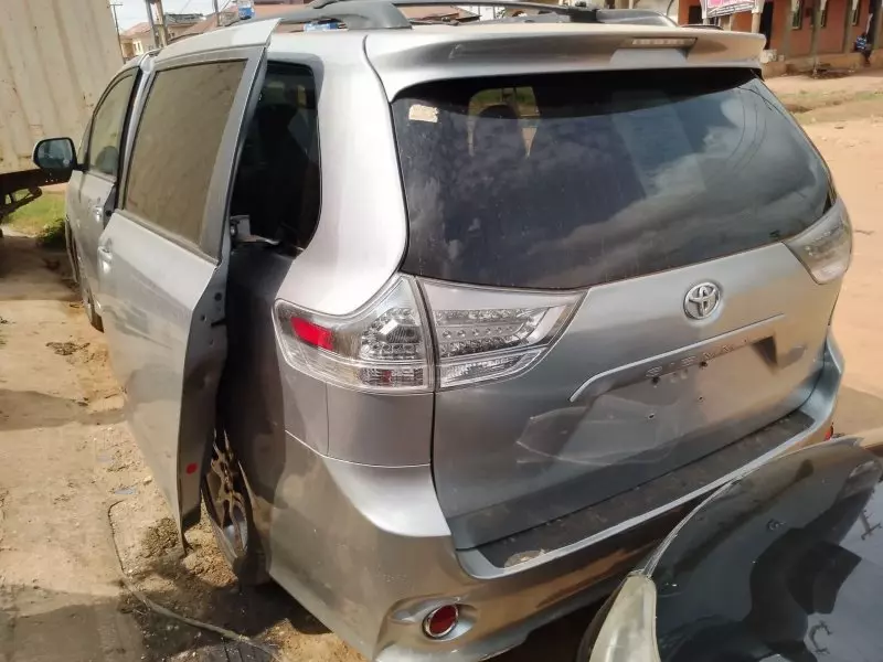 Toyota Sienna - 2011