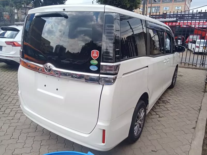 Toyota Voxy    - 2018