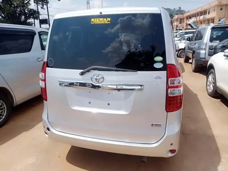 Toyota Noah   - 2012
