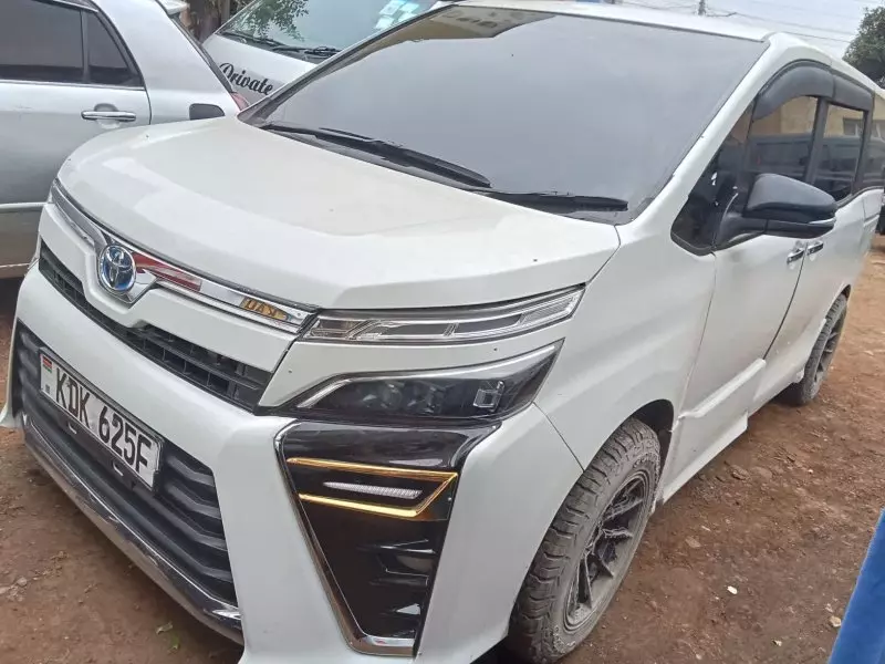 Toyota Voxy    - 2016