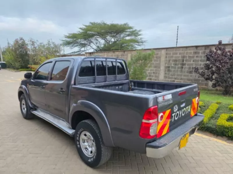 Toyota Hilux   - 2013