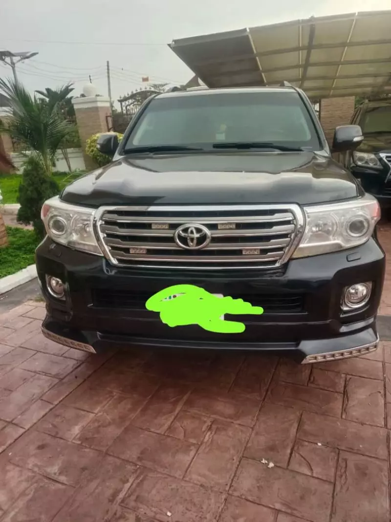 Toyota Land Cruiser V8   - 2014